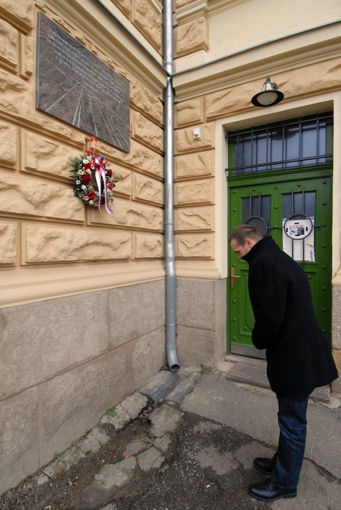 Památku plzeňských Židů, kteří byli mezi 17. a 26. lednem 1942 ve třech velkých skupinách vyvezeni do pevnostního města Terezín, uctil 17.1.2014 položením květin u pamětní desky na budově Sokola Plzeň ve Štruncových sadech primátor Martin Baxa. Právě v budově Sokola byly stovky mužů, žen a dětí několik dnů internovány. V určené dny odjezdu 17., 22. a 26. ledna je k vlakům po skupinách odváděly strážné oddíly německé okupační armády. Spolu s plzeňskými odjelo dalších 540 židů z blízkého či vzdálenějšího okolí. Plzeňské transporty byly mezi ostatními z měst na území protektorátu jedny z prvních. Z více než dvou tisíc lidí deportovaných v roce 1942 do Terezína se konce války dožily 204 osoby.