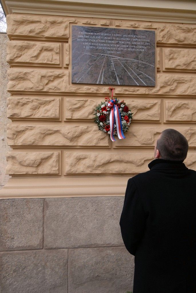 Památku plzeňských Židů, kteří byli mezi 17. a 26. lednem 1942 ve třech velkých skupinách vyvezeni do pevnostního města Terezín, uctil 17.1.2014 položením květin u pamětní desky na budově Sokola Plzeň ve Štruncových sadech primátor Martin Baxa. Právě v budově Sokola byly stovky mužů, žen a dětí několik dnů internovány. V určené dny odjezdu 17., 22. a 26. ledna je k vlakům po skupinách odváděly strážné oddíly německé okupační armády. Spolu s plzeňskými odjelo dalších 540 židů z blízkého či vzdálenějšího okolí. Plzeňské transporty byly mezi ostatními z měst na území protektorátu jedny z prvních. Z více než dvou tisíc lidí deportovaných v roce 1942 do Terezína se konce války dožily 204 osoby.