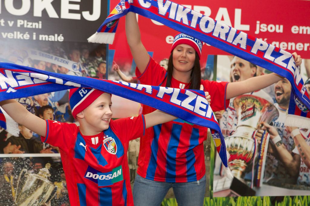 Speciální show s tanečním vystoupením a videoprojekcí věnovaná vztahu Plzeňanů k jejich městu, slavným osobnostem, významným momentům, které zasáhly životy a city obyvatel, zahájila v pátek jubilejní desátý reprezentační ples města Plzně. Jeho návštěvníci se po celý večer bavili nejen „vztahy a city“, kterým byl tentokrát slavnostní večer věnován, ale také vystoupením Jiřího Korna, otce a syna Slováčkových nebo kapely Turbo. (foto: R. Muchka, 24.1.2014)