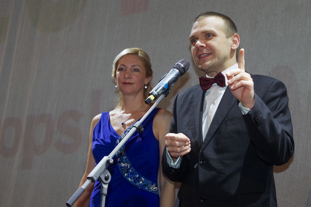 Speciální show s tanečním vystoupením a videoprojekcí věnovaná vztahu Plzeňanů k jejich městu, slavným osobnostem, významným momentům, které zasáhly životy a city obyvatel, zahájila v pátek jubilejní desátý reprezentační ples města Plzně. Jeho návštěvníci se po celý večer bavili nejen „vztahy a city“, kterým byl tentokrát slavnostní večer věnován, ale také vystoupením Jiřího Korna, otce a syna Slováčkových nebo kapely Turbo. (foto: R. Muchka, 24.1.2014)