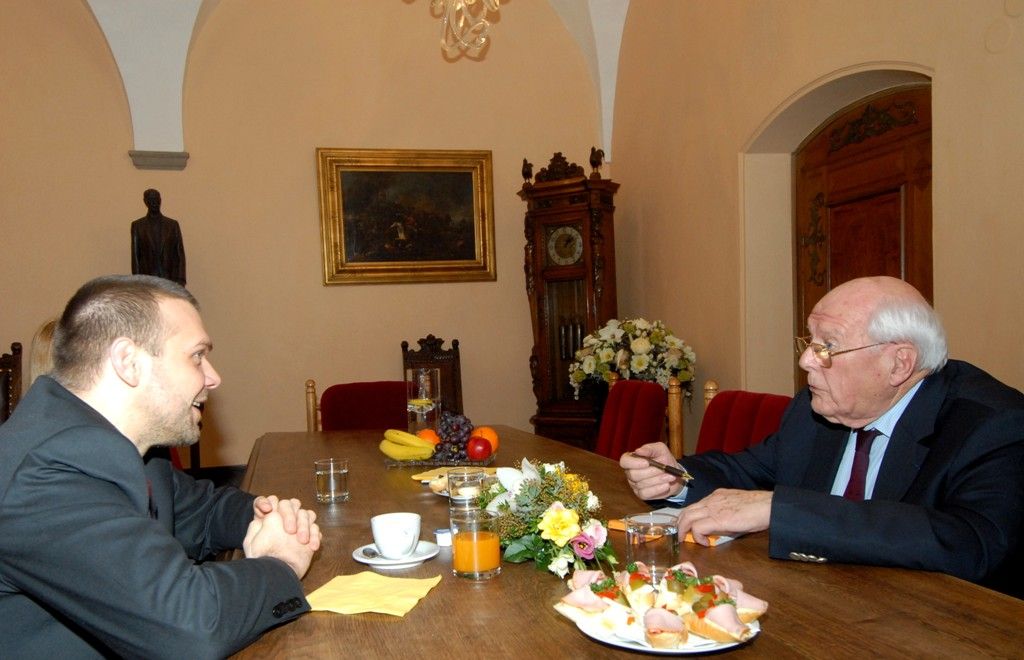 Belgický veterán a bývalý předseda Bratrstva 17. střeleckého praporu z Liège Michel Gilain dnes přivezl do Plzně informaci o účasti pěti belgických válečných veteránů, Louise Gihoula, Huberta Rauwa, Paula Jacobse, Arthura Otto a jeho osoby, na oslavách osvobození Plzně. Primátorovi Martinu Baxovi při návštěvě plzeňské radnice rovněž oznámil, že by se rádi společně s přáteli ze 17. střeleckého praporu podíleli na zorganizování pobytu ve frankofonní zemi pro výherce letošního ročníku soutěže o Cenu Jana Palacha. „Mezigenerační kontakt a zájem mladých lidí o historické události je velice důležitý,“ prohlásil Gilain. (foto: 23.1.2014)