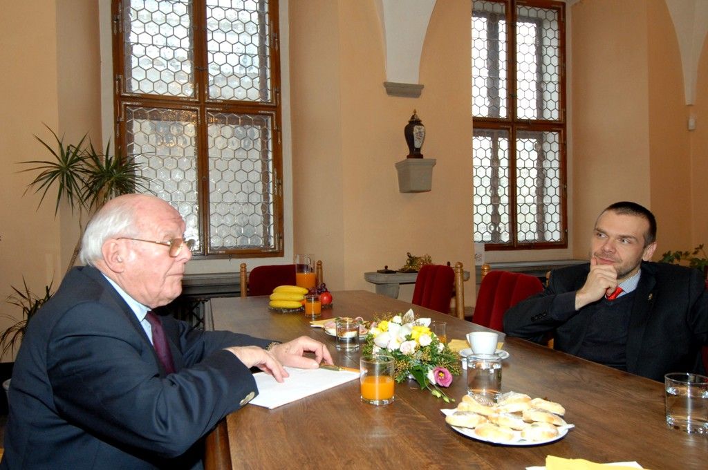 Belgický veterán a bývalý předseda Bratrstva 17. střeleckého praporu z Liège Michel Gilain dnes přivezl do Plzně informaci o účasti pěti belgických válečných veteránů, Louise Gihoula, Huberta Rauwa, Paula Jacobse, Arthura Otto a jeho osoby, na oslavách osvobození Plzně. Primátorovi Martinu Baxovi při návštěvě plzeňské radnice rovněž oznámil, že by se rádi společně s přáteli ze 17. střeleckého praporu podíleli na zorganizování pobytu ve frankofonní zemi pro výherce letošního ročníku soutěže o Cenu Jana Palacha. „Mezigenerační kontakt a zájem mladých lidí o historické události je velice důležitý,“ prohlásil Gilain. (foto: 23.1.2014)