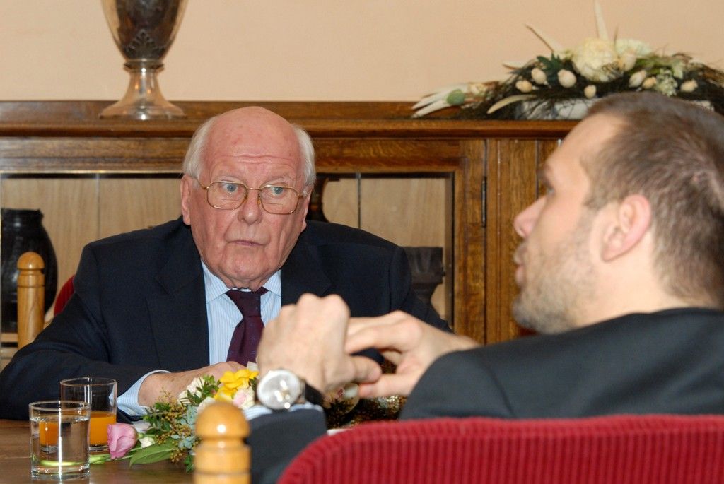 Belgický veterán a bývalý předseda Bratrstva 17. střeleckého praporu z Liège Michel Gilain dnes přivezl do Plzně informaci o účasti pěti belgických válečných veteránů, Louise Gihoula, Huberta Rauwa, Paula Jacobse, Arthura Otto a jeho osoby, na oslavách osvobození Plzně. Primátorovi Martinu Baxovi při návštěvě plzeňské radnice rovněž oznámil, že by se rádi společně s přáteli ze 17. střeleckého praporu podíleli na zorganizování pobytu ve frankofonní zemi pro výherce letošního ročníku soutěže o Cenu Jana Palacha. „Mezigenerační kontakt a zájem mladých lidí o historické události je velice důležitý,“ prohlásil Gilain. (foto: 23.1.2014)