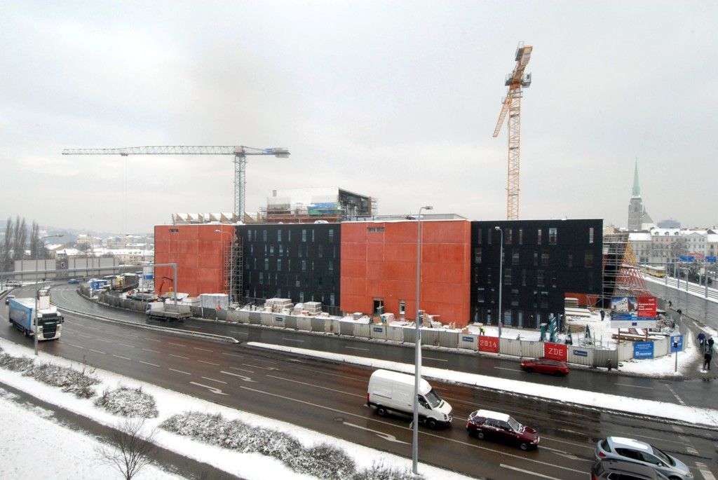 Pohled na stavbu nové budovy divadla z garáží OC Plaza