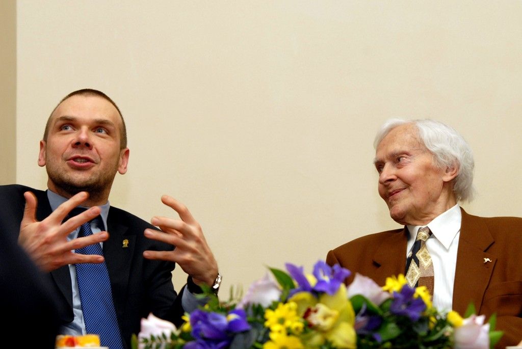 „Jsem rodilý Plzeňan, ale volbou Moravan,“ říká o sobě Miroslav Zikmund, jeden z nejznámějších českých cestovatelů a také spisovatel a publicista, který dnes (28.1.2014) zavítal na plzeňskou radnici, aby se v odpoledních hodinách setkal s primátorem Martinem Baxou a zdejšími novináři. „Šedesát let žiji ve Zlíně, ale do Plzně jezdím rád,“ uvedl. Tentokrát navštívil svoje rodné město u příležitosti uvedení hry Palubní deník Hanzelky a Zikmunda, kterou podle scénáře Vladimíra Fekara nastudovalo Městské divadlo Zlín. S inscenací koncipovanou jako dobrodružství, v němž tvůrci hledali správnou cestu pod oblíbeným heslem „život je přesný součet náhod“, přijelo zlínské divadlo představit do Plzně přesně v den, kdy před 66 lety Miroslav Zikmund a Jiří Hanzelka vystoupili při jejich první společné výpravě do Jižní Ameriky a Afriky na Kilimandžáro.