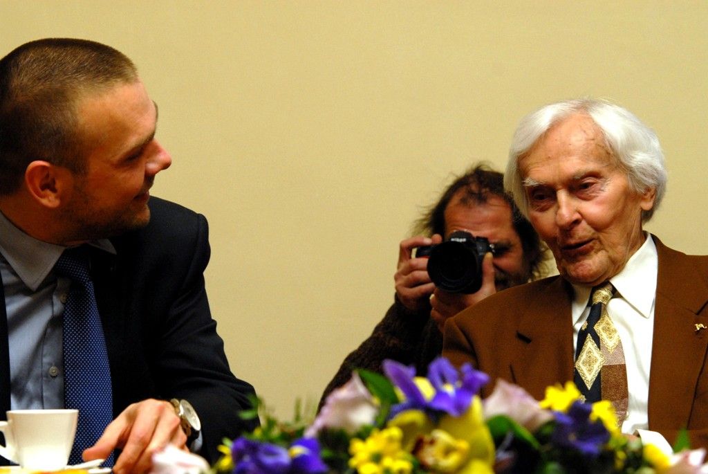 „Jsem rodilý Plzeňan, ale volbou Moravan,“ říká o sobě Miroslav Zikmund, jeden z nejznámějších českých cestovatelů a také spisovatel a publicista, který dnes (28.1.2014) zavítal na plzeňskou radnici, aby se v odpoledních hodinách setkal s primátorem Martinem Baxou a zdejšími novináři. „Šedesát let žiji ve Zlíně, ale do Plzně jezdím rád,“ uvedl. Tentokrát navštívil svoje rodné město u příležitosti uvedení hry Palubní deník Hanzelky a Zikmunda, kterou podle scénáře Vladimíra Fekara nastudovalo Městské divadlo Zlín. S inscenací koncipovanou jako dobrodružství, v němž tvůrci hledali správnou cestu pod oblíbeným heslem „život je přesný součet náhod“, přijelo zlínské divadlo představit do Plzně přesně v den, kdy před 66 lety Miroslav Zikmund a Jiří Hanzelka vystoupili při jejich první společné výpravě do Jižní Ameriky a Afriky na Kilimandžáro.