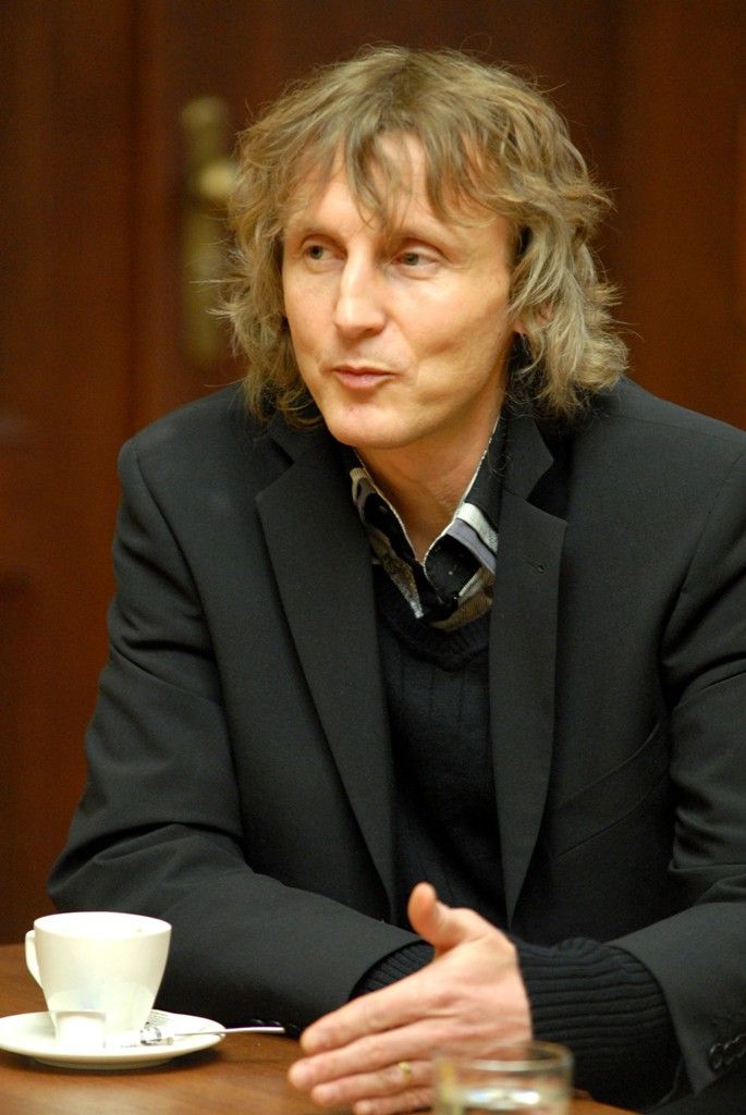 „Jsem rodilý Plzeňan, ale volbou Moravan,“ říká o sobě Miroslav Zikmund, jeden z nejznámějších českých cestovatelů a také spisovatel a publicista, který dnes (28.1.2014) zavítal na plzeňskou radnici, aby se v odpoledních hodinách setkal s primátorem Martinem Baxou a zdejšími novináři. „Šedesát let žiji ve Zlíně, ale do Plzně jezdím rád,“ uvedl. Tentokrát navštívil svoje rodné město u příležitosti uvedení hry Palubní deník Hanzelky a Zikmunda, kterou podle scénáře Vladimíra Fekara nastudovalo Městské divadlo Zlín. S inscenací koncipovanou jako dobrodružství, v němž tvůrci hledali správnou cestu pod oblíbeným heslem „život je přesný součet náhod“, přijelo zlínské divadlo představit do Plzně přesně v den, kdy před 66 lety Miroslav Zikmund a Jiří Hanzelka vystoupili při jejich první společné výpravě do Jižní Ameriky a Afriky na Kilimandžáro.