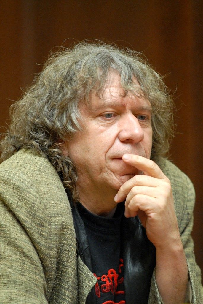 „Jsem rodilý Plzeňan, ale volbou Moravan,“ říká o sobě Miroslav Zikmund, jeden z nejznámějších českých cestovatelů a také spisovatel a publicista, který dnes (28.1.2014) zavítal na plzeňskou radnici, aby se v odpoledních hodinách setkal s primátorem Martinem Baxou a zdejšími novináři. „Šedesát let žiji ve Zlíně, ale do Plzně jezdím rád,“ uvedl. Tentokrát navštívil svoje rodné město u příležitosti uvedení hry Palubní deník Hanzelky a Zikmunda, kterou podle scénáře Vladimíra Fekara nastudovalo Městské divadlo Zlín. S inscenací koncipovanou jako dobrodružství, v němž tvůrci hledali správnou cestu pod oblíbeným heslem „život je přesný součet náhod“, přijelo zlínské divadlo představit do Plzně přesně v den, kdy před 66 lety Miroslav Zikmund a Jiří Hanzelka vystoupili při jejich první společné výpravě do Jižní Ameriky a Afriky na Kilimandžáro.