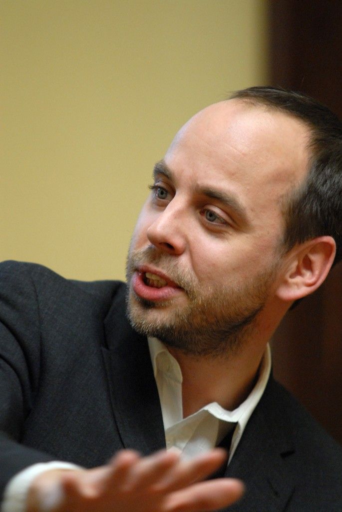 „Jsem rodilý Plzeňan, ale volbou Moravan,“ říká o sobě Miroslav Zikmund, jeden z nejznámějších českých cestovatelů a také spisovatel a publicista, který dnes (28.1.2014) zavítal na plzeňskou radnici, aby se v odpoledních hodinách setkal s primátorem Martinem Baxou a zdejšími novináři. „Šedesát let žiji ve Zlíně, ale do Plzně jezdím rád,“ uvedl. Tentokrát navštívil svoje rodné město u příležitosti uvedení hry Palubní deník Hanzelky a Zikmunda, kterou podle scénáře Vladimíra Fekara nastudovalo Městské divadlo Zlín. S inscenací koncipovanou jako dobrodružství, v němž tvůrci hledali správnou cestu pod oblíbeným heslem „život je přesný součet náhod“, přijelo zlínské divadlo představit do Plzně přesně v den, kdy před 66 lety Miroslav Zikmund a Jiří Hanzelka vystoupili při jejich první společné výpravě do Jižní Ameriky a Afriky na Kilimandžáro.