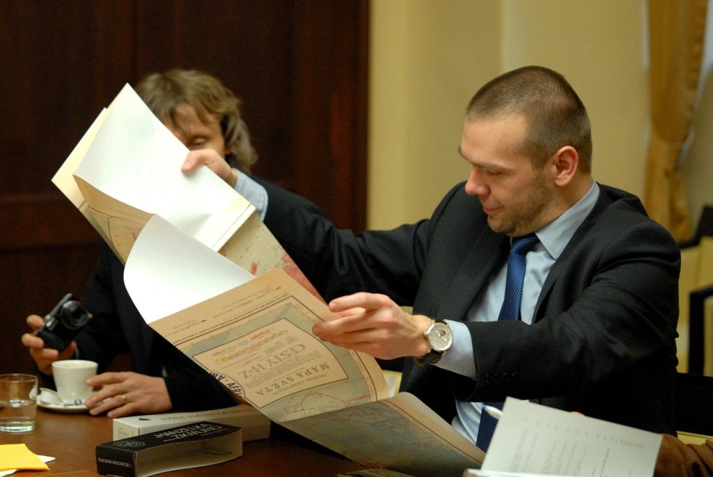 „Jsem rodilý Plzeňan, ale volbou Moravan,“ říká o sobě Miroslav Zikmund, jeden z nejznámějších českých cestovatelů a také spisovatel a publicista, který dnes (28.1.2014) zavítal na plzeňskou radnici, aby se v odpoledních hodinách setkal s primátorem Martinem Baxou a zdejšími novináři. „Šedesát let žiji ve Zlíně, ale do Plzně jezdím rád,“ uvedl. Tentokrát navštívil svoje rodné město u příležitosti uvedení hry Palubní deník Hanzelky a Zikmunda, kterou podle scénáře Vladimíra Fekara nastudovalo Městské divadlo Zlín. S inscenací koncipovanou jako dobrodružství, v němž tvůrci hledali správnou cestu pod oblíbeným heslem „život je přesný součet náhod“, přijelo zlínské divadlo představit do Plzně přesně v den, kdy před 66 lety Miroslav Zikmund a Jiří Hanzelka vystoupili při jejich první společné výpravě do Jižní Ameriky a Afriky na Kilimandžáro.