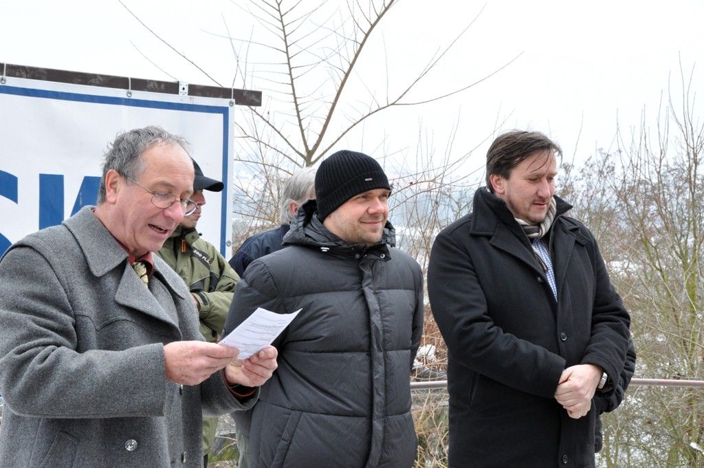 Základní kámen nové expozice za zhruba 25 milionů korun slavnostně odhalili v zoologické zahradě zástupci města, městského obvodu a společnosti Swietelsky, která dva pavilony do listopadu letošního roku postaví. V rámci prvního tematického celku nazvaného Amazonie – prales, voda, člověk bude vybudován pavilon opic drápkatých. Ve druhé etapě věnované oblasti Středomoří vznikne expozice suchozemských želv. Podle finančních možností města by mohl vzniknout ještě třetí pavilon zaměřený na Etiopskou vysočinu. Projekt Stopy člověka v přírodě vychází ze schváleného a postupně realizovaného generelu rozvoje zoologické zahrady. Její návštěvníky má seznámit se vznikem lidské civilizace a s dopady vlivu člověka na životní prostředí. Obě v současné době budované etapy podpořila Evropská unie dotací ve výši 17 milionů korun. Město se podílí částkou téměř 7 milionů korun, jeden milion poskytne první městský obvod a 440 tisíc korun zoologická zahrada. (foto: 29.1.2014)