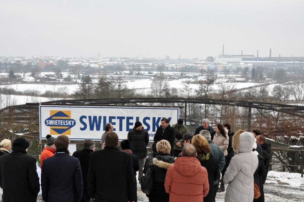 Základní kámen nové expozice za zhruba 25 milionů korun slavnostně odhalili v zoologické zahradě zástupci města, městského obvodu a společnosti Swietelsky, která dva pavilony do listopadu letošního roku postaví. V rámci prvního tematického celku nazvaného Amazonie – prales, voda, člověk bude vybudován pavilon opic drápkatých. Ve druhé etapě věnované oblasti Středomoří vznikne expozice suchozemských želv. Podle finančních možností města by mohl vzniknout ještě třetí pavilon zaměřený na Etiopskou vysočinu. Projekt Stopy člověka v přírodě vychází ze schváleného a postupně realizovaného generelu rozvoje zoologické zahrady. Její návštěvníky má seznámit se vznikem lidské civilizace a s dopady vlivu člověka na životní prostředí. Obě v současné době budované etapy podpořila Evropská unie dotací ve výši 17 milionů korun. Město se podílí částkou téměř 7 milionů korun, jeden milion poskytne první městský obvod a 440 tisíc korun zoologická zahrada. (foto: 29.1.2014)