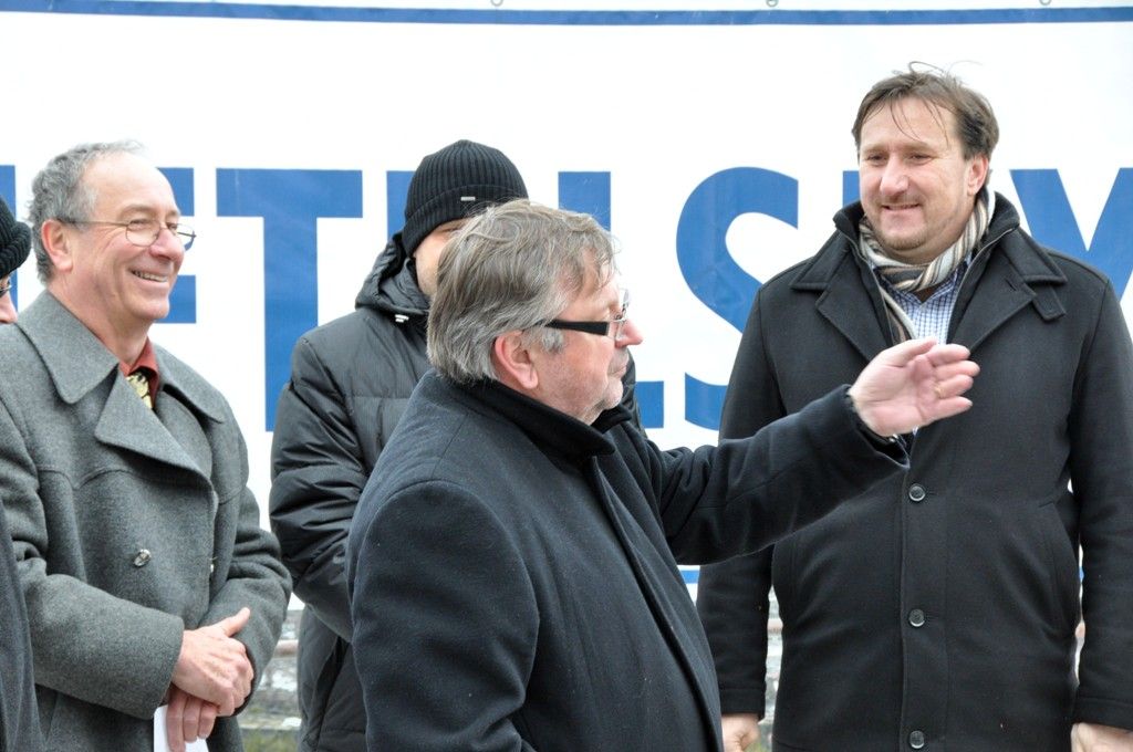 Základní kámen nové expozice za zhruba 25 milionů korun slavnostně odhalili v zoologické zahradě zástupci města, městského obvodu a společnosti Swietelsky, která dva pavilony do listopadu letošního roku postaví. V rámci prvního tematického celku nazvaného Amazonie – prales, voda, člověk bude vybudován pavilon opic drápkatých. Ve druhé etapě věnované oblasti Středomoří vznikne expozice suchozemských želv. Podle finančních možností města by mohl vzniknout ještě třetí pavilon zaměřený na Etiopskou vysočinu. Projekt Stopy člověka v přírodě vychází ze schváleného a postupně realizovaného generelu rozvoje zoologické zahrady. Její návštěvníky má seznámit se vznikem lidské civilizace a s dopady vlivu člověka na životní prostředí. Obě v současné době budované etapy podpořila Evropská unie dotací ve výši 17 milionů korun. Město se podílí částkou téměř 7 milionů korun, jeden milion poskytne první městský obvod a 440 tisíc korun zoologická zahrada. (foto: 29.1.2014)