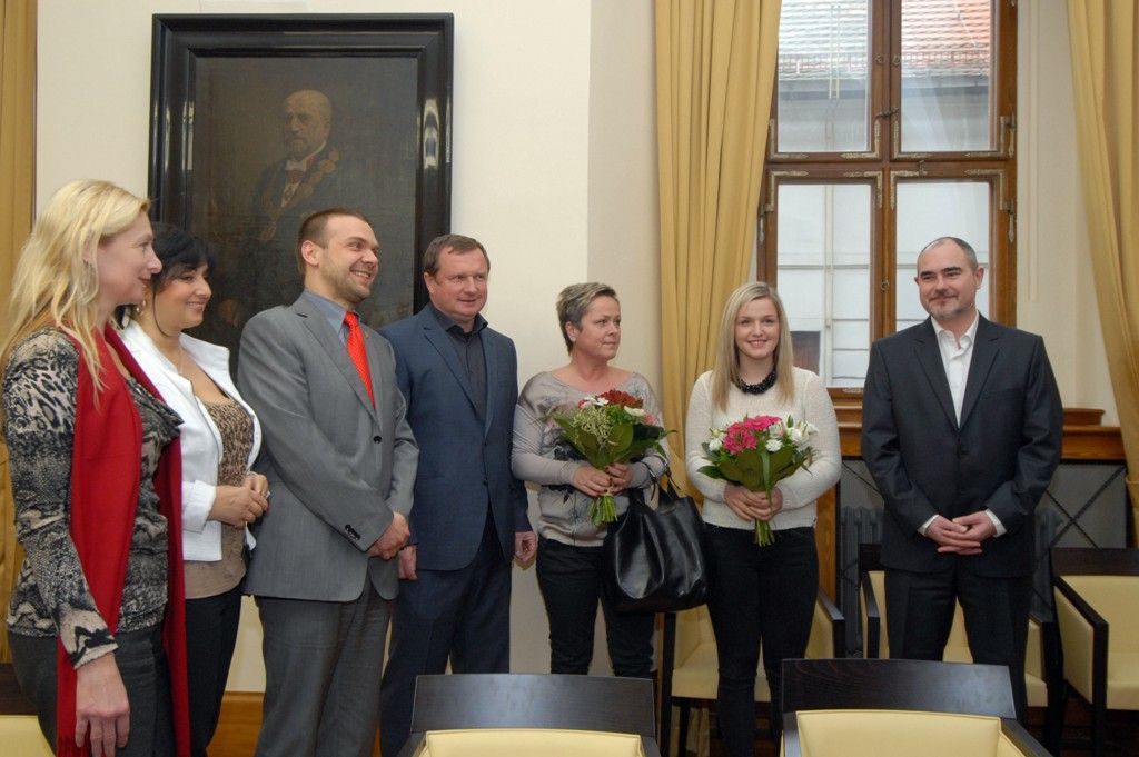 Předáním stříbrné pamětní medaile dnes (13.2.2014)  radní města poděkovali fotbalovému trenérovi FC Viktoria, nyní reprezentace, Pavlu Vrbovi za vynikající práci odvedenou pro plzeňský fotbal. „Málokterý člověk udělal pro Plzeň to, co vy. Vážíme si toho a děkujeme,“ uvedl při setkání primátor Martin Baxa. „Do Plzně se budu vracet pořád rád,“ prohlásil Pavel Vrba, kterého na plzeňskou radnici doprovodila manželka s dcerou.