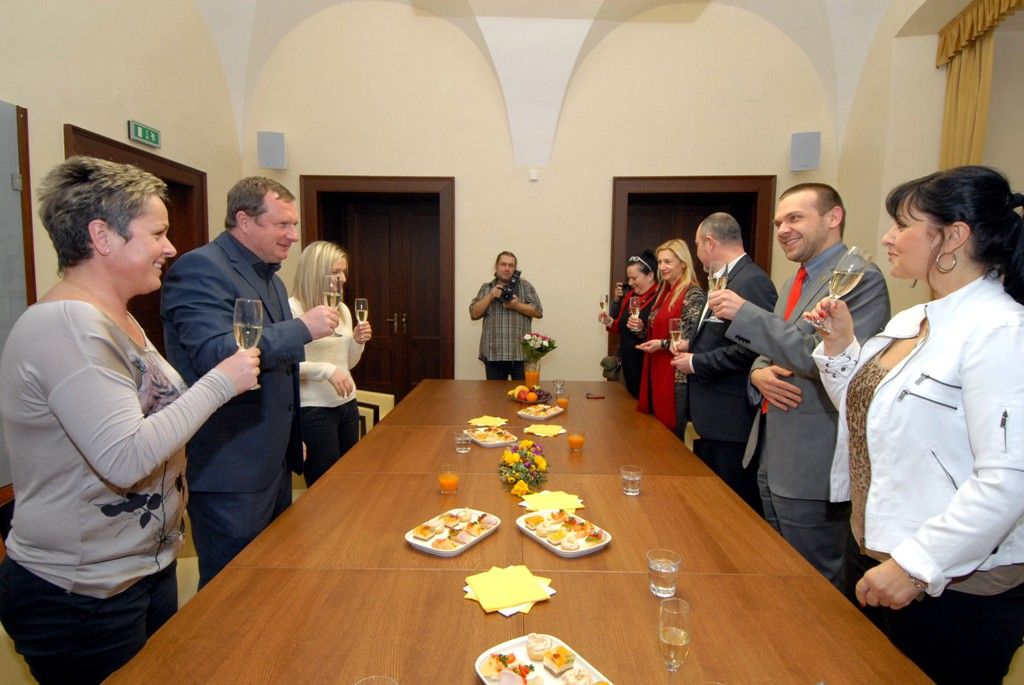 Předáním stříbrné pamětní medaile dnes (13.2.2014)  radní města poděkovali fotbalovému trenérovi FC Viktoria, nyní reprezentace, Pavlu Vrbovi za vynikající práci odvedenou pro plzeňský fotbal. „Málokterý člověk udělal pro Plzeň to, co vy. Vážíme si toho a děkujeme,“ uvedl při setkání primátor Martin Baxa. „Do Plzně se budu vracet pořád rád,“ prohlásil Pavel Vrba, kterého na plzeňskou radnici doprovodila manželka s dcerou.