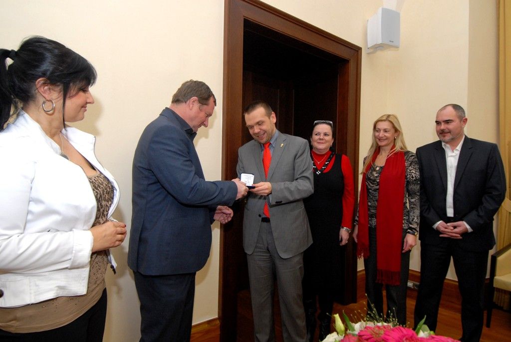Předáním stříbrné pamětní medaile dnes (13.2.2014)  radní města poděkovali fotbalovému trenérovi FC Viktoria, nyní reprezentace, Pavlu Vrbovi za vynikající práci odvedenou pro plzeňský fotbal. „Málokterý člověk udělal pro Plzeň to, co vy. Vážíme si toho a děkujeme,“ uvedl při setkání primátor Martin Baxa. „Do Plzně se budu vracet pořád rád,“ prohlásil Pavel Vrba, kterého na plzeňskou radnici doprovodila manželka s dcerou.