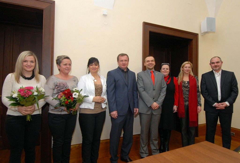 Předáním stříbrné pamětní medaile dnes (13.2.2014)  radní města poděkovali fotbalovému trenérovi FC Viktoria, nyní reprezentace, Pavlu Vrbovi za vynikající práci odvedenou pro plzeňský fotbal. „Málokterý člověk udělal pro Plzeň to, co vy. Vážíme si toho a děkujeme,“ uvedl při setkání primátor Martin Baxa. „Do Plzně se budu vracet pořád rád,“ prohlásil Pavel Vrba, kterého na plzeňskou radnici doprovodila manželka s dcerou.