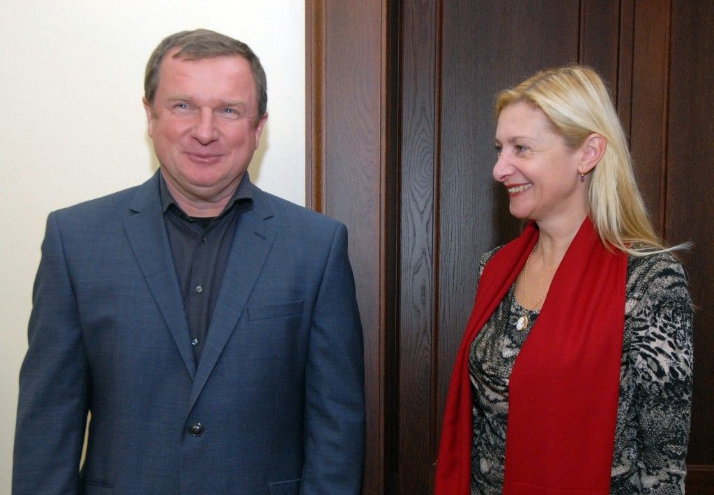 Předáním stříbrné pamětní medaile dnes (13.2.2014)  radní města poděkovali fotbalovému trenérovi FC Viktoria, nyní reprezentace, Pavlu Vrbovi za vynikající práci odvedenou pro plzeňský fotbal. „Málokterý člověk udělal pro Plzeň to, co vy. Vážíme si toho a děkujeme,“ uvedl při setkání primátor Martin Baxa. „Do Plzně se budu vracet pořád rád,“ prohlásil Pavel Vrba, kterého na plzeňskou radnici doprovodila manželka s dcerou.