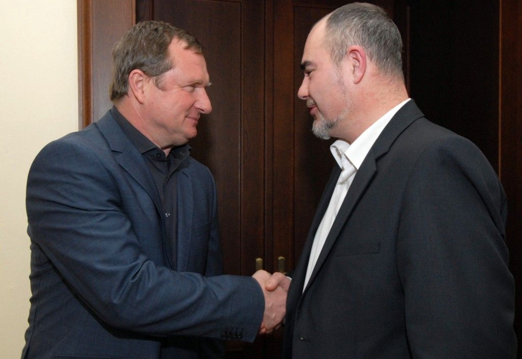Předáním stříbrné pamětní medaile dnes (13.2.2014)  radní města poděkovali fotbalovému trenérovi FC Viktoria, nyní reprezentace, Pavlu Vrbovi za vynikající práci odvedenou pro plzeňský fotbal. „Málokterý člověk udělal pro Plzeň to, co vy. Vážíme si toho a děkujeme,“ uvedl při setkání primátor Martin Baxa. „Do Plzně se budu vracet pořád rád,“ prohlásil Pavel Vrba, kterého na plzeňskou radnici doprovodila manželka s dcerou.
