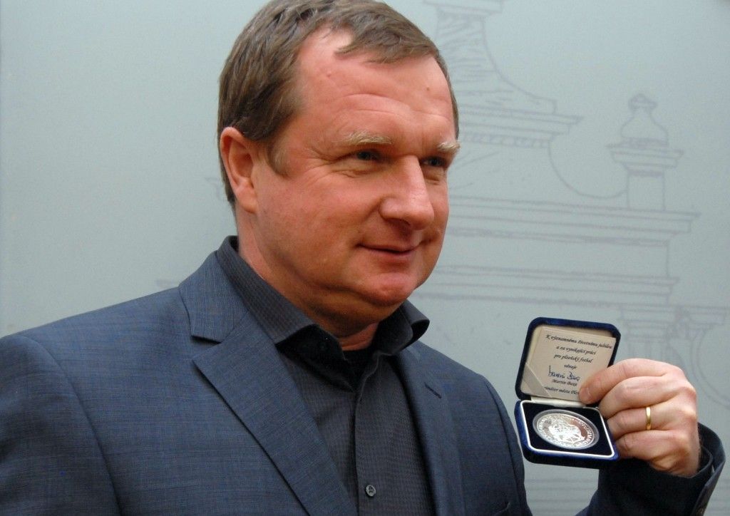 Poděkování pro Pavla Vrbu. Získal stříbrnou pamětní medaili