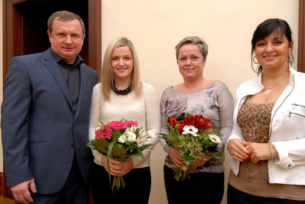 Předáním stříbrné pamětní medaile dnes (13.2.2014)  radní města poděkovali fotbalovému trenérovi FC Viktoria, nyní reprezentace, Pavlu Vrbovi za vynikající práci odvedenou pro plzeňský fotbal. „Málokterý člověk udělal pro Plzeň to, co vy. Vážíme si toho a děkujeme,“ uvedl při setkání primátor Martin Baxa. „Do Plzně se budu vracet pořád rád,“ prohlásil Pavel Vrba, kterého na plzeňskou radnici doprovodila manželka s dcerou.