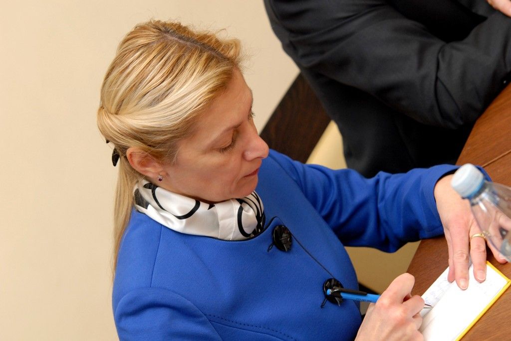 Na své cestě po České republice s již uskutečněnými zastávkami v Praze a Karlových Varech přijela do Plzně sedmičlenná čínská delegace v čele s viceprezidentkou Federace literárních uměleckých kruhů Zhao Shi. Na radnici se sešli 18.2.2014 s náměstky primátora Martinem Zrzaveckým a Evou Herinkovou a také řediteli společnosti Plzeň 2015 Jiřím Suchánkem a Jiřím Sulženkem, aby městu nabídli spolupráci v roce 2015, kdy bude evropskou kulturní metropolí. „Stojíme o prezentaci ve vašem městě, proto jsme přijeli prodiskutovat možnost spolupráce na projektu Týden čínské kultury, který je celosvětově známou značkou konanou již ve dvanácti státech, naposledy v Monaku,“ uvedla viceprezidentka. Debata se vedla o nabídce různých uměleckých žánrů, které by se v Plzni mohly představit, jako je například film, hudba, tanec nebo výtvarné umění, ale také kulinářské umění a čínské lidové produkty.