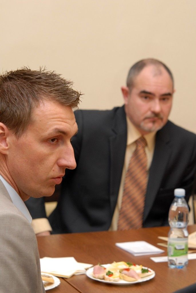 Na své cestě po České republice s již uskutečněnými zastávkami v Praze a Karlových Varech přijela do Plzně sedmičlenná čínská delegace v čele s viceprezidentkou Federace literárních uměleckých kruhů Zhao Shi. Na radnici se sešli 18.2.2014 s náměstky primátora Martinem Zrzaveckým a Evou Herinkovou a také řediteli společnosti Plzeň 2015 Jiřím Suchánkem a Jiřím Sulženkem, aby městu nabídli spolupráci v roce 2015, kdy bude evropskou kulturní metropolí. „Stojíme o prezentaci ve vašem městě, proto jsme přijeli prodiskutovat možnost spolupráce na projektu Týden čínské kultury, který je celosvětově známou značkou konanou již ve dvanácti státech, naposledy v Monaku,“ uvedla viceprezidentka. Debata se vedla o nabídce různých uměleckých žánrů, které by se v Plzni mohly představit, jako je například film, hudba, tanec nebo výtvarné umění, ale také kulinářské umění a čínské lidové produkty.