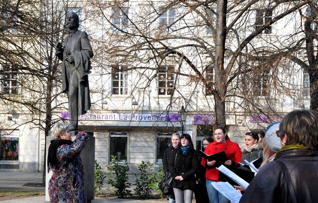 Dvě skladby Má hvězda a Přiletěly vlaštovičky v podání Dívčího akademického sboru Fakulty pedagogické Západočeské univerzity v Plzni zahájily vzpomínkové setkání k 190. výročí narození Bedřicha Smetany, které se konalo v neděli 2.3.2014 odpoledne v Kopeckého sadech krátce před samotným zahájením 34. ročníku festivalu Smetanovské dny. (foto: Z. Kubalová)