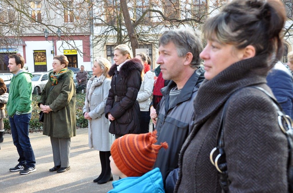 Dvě skladby Má hvězda a Přiletěly vlaštovičky v podání Dívčího akademického sboru Fakulty pedagogické Západočeské univerzity v Plzni zahájily vzpomínkové setkání k 190. výročí narození Bedřicha Smetany, které se konalo v neděli 2.3.2014 odpoledne v Kopeckého sadech krátce před samotným zahájením 34. ročníku festivalu Smetanovské dny. (foto: Z. Kubalová)