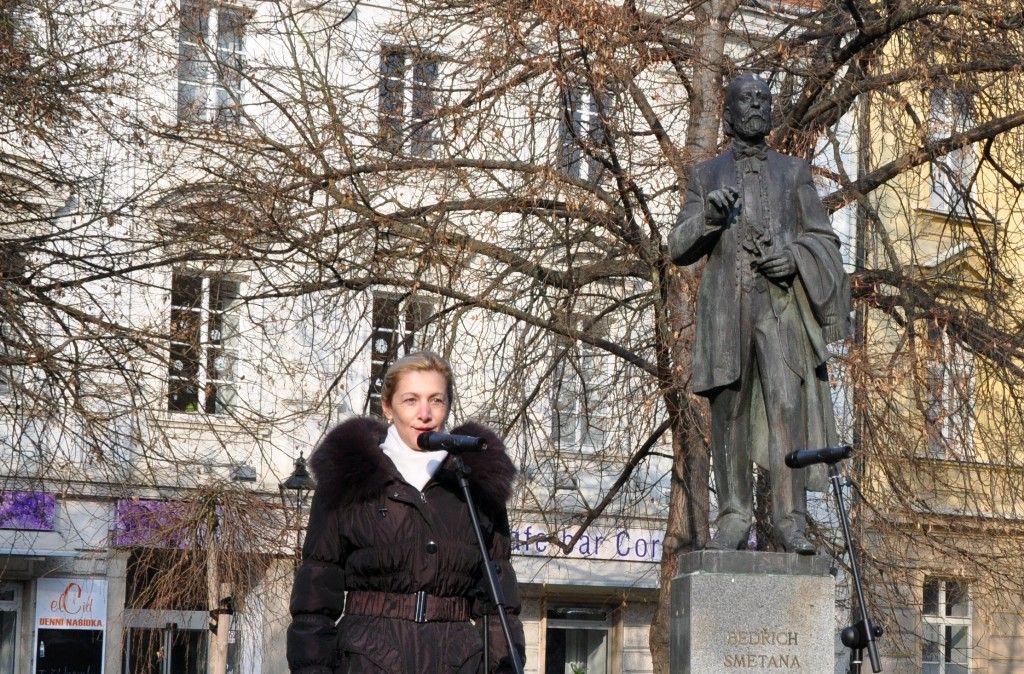 Dvě skladby Má hvězda a Přiletěly vlaštovičky v podání Dívčího akademického sboru Fakulty pedagogické Západočeské univerzity v Plzni zahájily vzpomínkové setkání k 190. výročí narození Bedřicha Smetany, které se konalo v neděli 2.3.2014 odpoledne v Kopeckého sadech krátce před samotným zahájením 34. ročníku festivalu Smetanovské dny. (foto: Z. Kubalová)