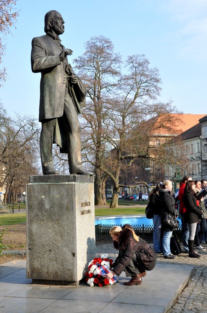Dvě skladby Má hvězda a Přiletěly vlaštovičky v podání Dívčího akademického sboru Fakulty pedagogické Západočeské univerzity v Plzni zahájily vzpomínkové setkání k 190. výročí narození Bedřicha Smetany, které se konalo v neděli 2.3.2014 odpoledne v Kopeckého sadech krátce před samotným zahájením 34. ročníku festivalu Smetanovské dny. (foto: Z. Kubalová)