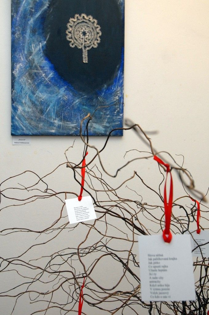 Po dvou letech se do prvního patra plzeňské radnice vrací tvorba tří žen, které pracují jako úřednice na magistrátu, Lenky Vovsové, Zdeňky Němcové a Heleny Frühbauerové. Zvou do říše snů a fantazie prostřednictvím svých obrazů, obrázků, ale i literárních počinů. Duše úředníka II bude pro veřejnost otevřena do 30. března. (foto: 3.3.2014)