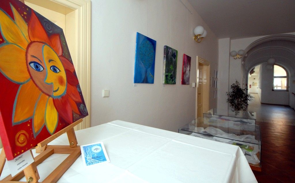 Po dvou letech se do prvního patra plzeňské radnice vrací tvorba tří žen, které pracují jako úřednice na magistrátu, Lenky Vovsové, Zdeňky Němcové a Heleny Frühbauerové. Zvou do říše snů a fantazie prostřednictvím svých obrazů, obrázků, ale i literárních počinů. Duše úředníka II bude pro veřejnost otevřena do 30. března. (foto: 3.3.2014)