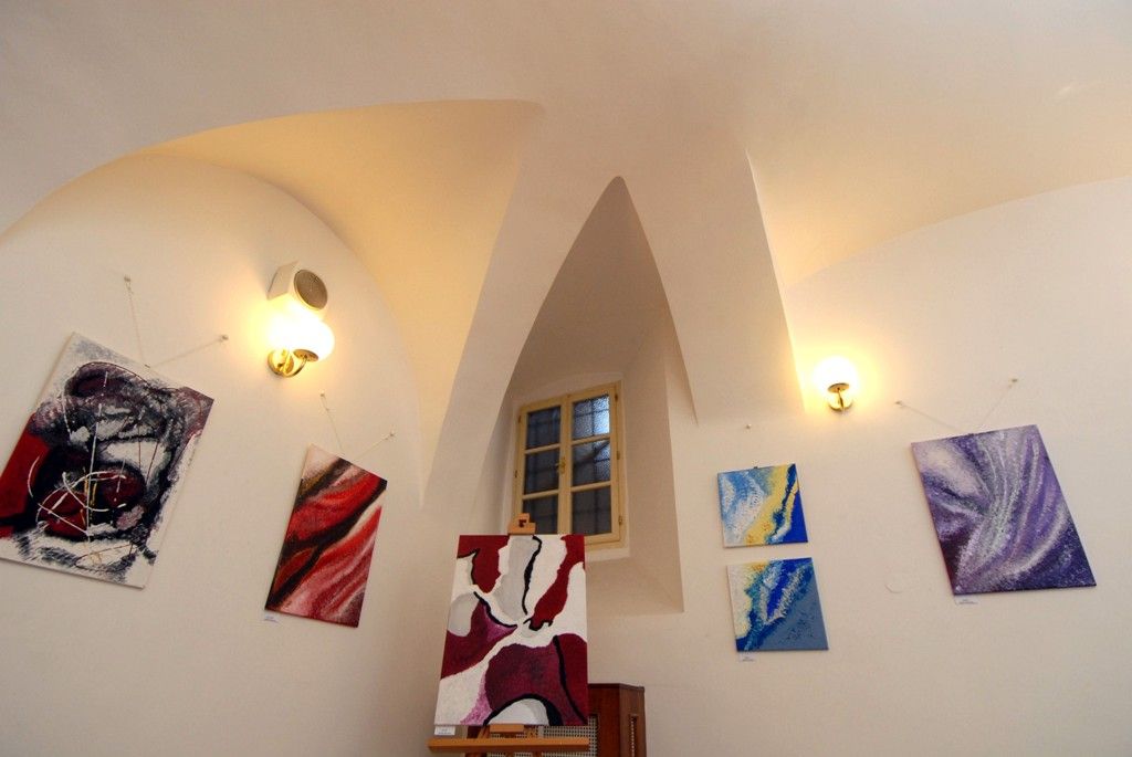 Po dvou letech se do prvního patra plzeňské radnice vrací tvorba tří žen, které pracují jako úřednice na magistrátu, Lenky Vovsové, Zdeňky Němcové a Heleny Frühbauerové. Zvou do říše snů a fantazie prostřednictvím svých obrazů, obrázků, ale i literárních počinů. Duše úředníka II bude pro veřejnost otevřena do 30. března. (foto: 3.3.2014)