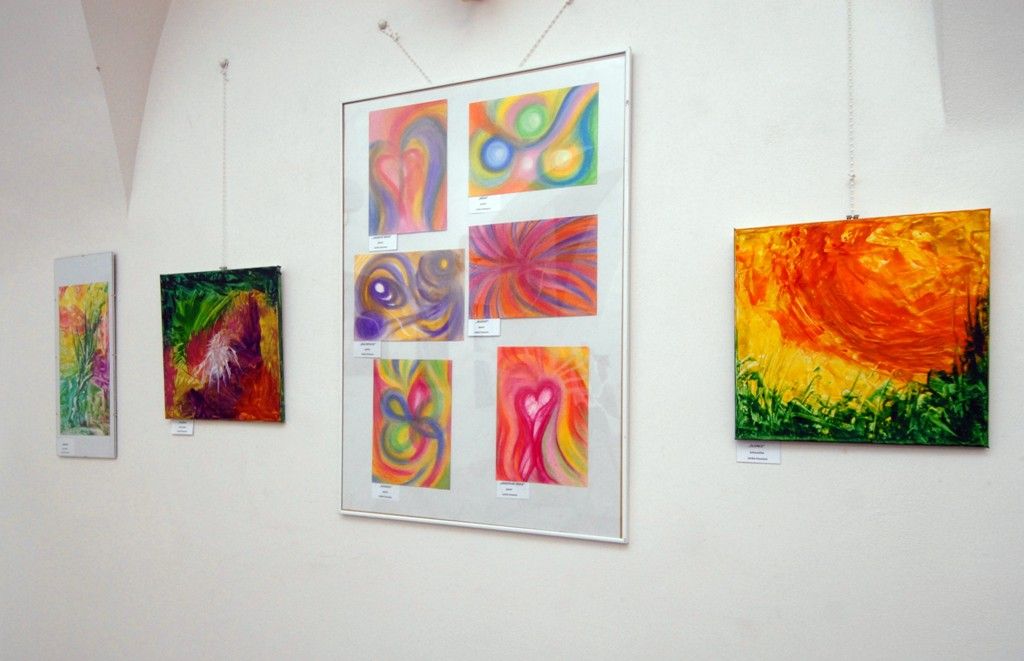 Po dvou letech se do prvního patra plzeňské radnice vrací tvorba tří žen, které pracují jako úřednice na magistrátu, Lenky Vovsové, Zdeňky Němcové a Heleny Frühbauerové. Zvou do říše snů a fantazie prostřednictvím svých obrazů, obrázků, ale i literárních počinů. Duše úředníka II bude pro veřejnost otevřena do 30. března. (foto: 3.3.2014)