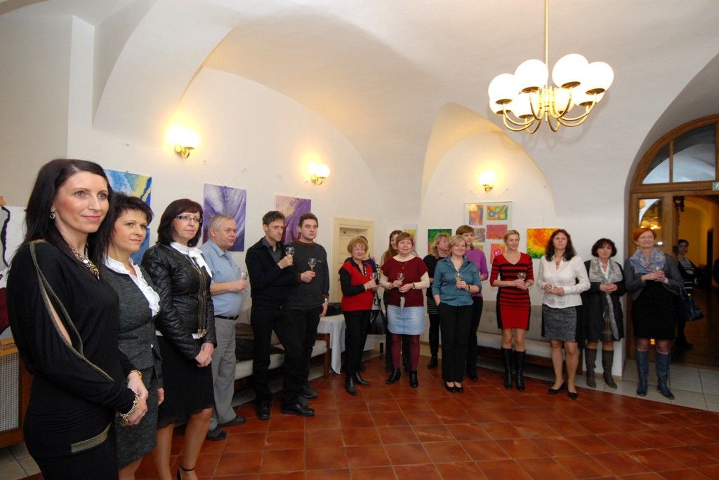 Po dvou letech se do prvního patra plzeňské radnice vrací tvorba tří žen, které pracují jako úřednice na magistrátu, Lenky Vovsové, Zdeňky Němcové a Heleny Frühbauerové. Zvou do říše snů a fantazie prostřednictvím svých obrazů, obrázků, ale i literárních počinů. Duše úředníka II bude pro veřejnost otevřena do 30. března. (foto: 3.3.2014)