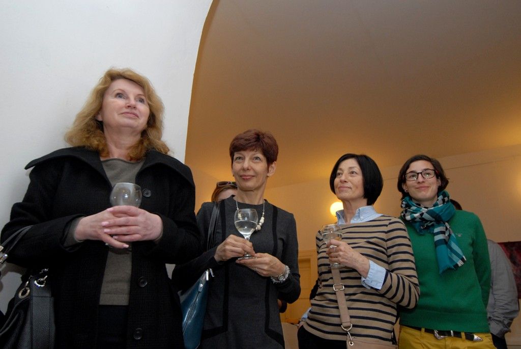 Po dvou letech se do prvního patra plzeňské radnice vrací tvorba tří žen, které pracují jako úřednice na magistrátu, Lenky Vovsové, Zdeňky Němcové a Heleny Frühbauerové. Zvou do říše snů a fantazie prostřednictvím svých obrazů, obrázků, ale i literárních počinů. Duše úředníka II bude pro veřejnost otevřena do 30. března. (foto: 3.3.2014)