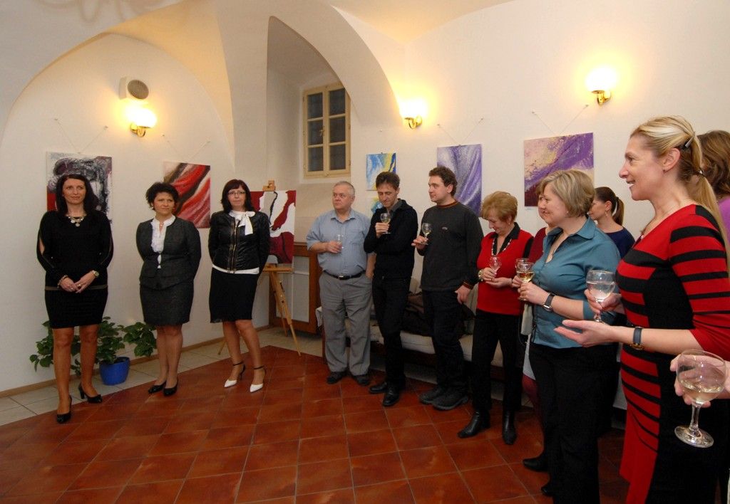 Po dvou letech se do prvního patra plzeňské radnice vrací tvorba tří žen, které pracují jako úřednice na magistrátu, Lenky Vovsové, Zdeňky Němcové a Heleny Frühbauerové. Zvou do říše snů a fantazie prostřednictvím svých obrazů, obrázků, ale i literárních počinů. Duše úředníka II bude pro veřejnost otevřena do 30. března. (foto: 3.3.2014)