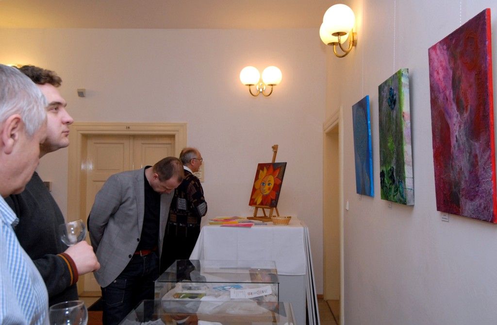 Po dvou letech se do prvního patra plzeňské radnice vrací tvorba tří žen, které pracují jako úřednice na magistrátu, Lenky Vovsové, Zdeňky Němcové a Heleny Frühbauerové. Zvou do říše snů a fantazie prostřednictvím svých obrazů, obrázků, ale i literárních počinů. Duše úředníka II bude pro veřejnost otevřena do 30. března. (foto: 3.3.2014)