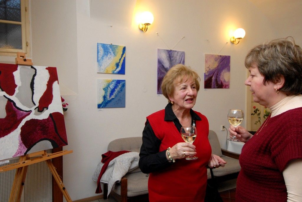 Po dvou letech se do prvního patra plzeňské radnice vrací tvorba tří žen, které pracují jako úřednice na magistrátu, Lenky Vovsové, Zdeňky Němcové a Heleny Frühbauerové. Zvou do říše snů a fantazie prostřednictvím svých obrazů, obrázků, ale i literárních počinů. Duše úředníka II bude pro veřejnost otevřena do 30. března. (foto: 3.3.2014)