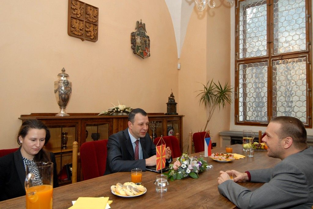 Mimořádný a zplnomocněný velvyslanec Makedonie v České republice J. E. Paskal Stojcheski se po roce úřadování přijel 4.3.2014 představit do Plzně. Na radnici se setkal s primátorem Martinem Baxou. „Nastal čas seznámit se s jednotlivými regiony a zjistit další možnosti spolupráce jak v oblasti kultury, tak při obchodování,“ uvedl velvyslanec.