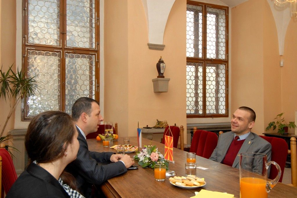 Mimořádný a zplnomocněný velvyslanec Makedonie v České republice J. E. Paskal Stojcheski se po roce úřadování přijel 4.3.2014 představit do Plzně. Na radnici se setkal s primátorem Martinem Baxou. „Nastal čas seznámit se s jednotlivými regiony a zjistit další možnosti spolupráce jak v oblasti kultury, tak při obchodování,“ uvedl velvyslanec.