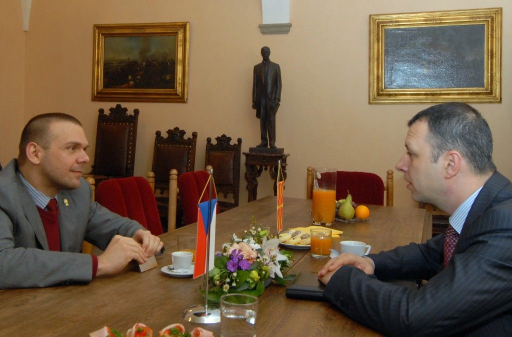 Mimořádný a zplnomocněný velvyslanec Makedonie v České republice J. E. Paskal Stojcheski se po roce úřadování přijel 4.3.2014 představit do Plzně. Na radnici se setkal s primátorem Martinem Baxou. „Nastal čas seznámit se s jednotlivými regiony a zjistit další možnosti spolupráce jak v oblasti kultury, tak při obchodování,“ uvedl velvyslanec.