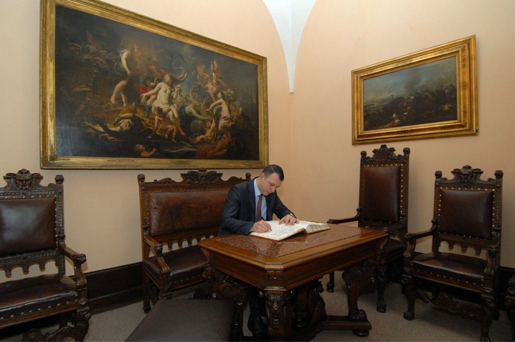 Mimořádný a zplnomocněný velvyslanec Makedonie v České republice J. E. Paskal Stojcheski se po roce úřadování přijel 4.3.2014 představit do Plzně. Na radnici se setkal s primátorem Martinem Baxou. „Nastal čas seznámit se s jednotlivými regiony a zjistit další možnosti spolupráce jak v oblasti kultury, tak při obchodování,“ uvedl velvyslanec.