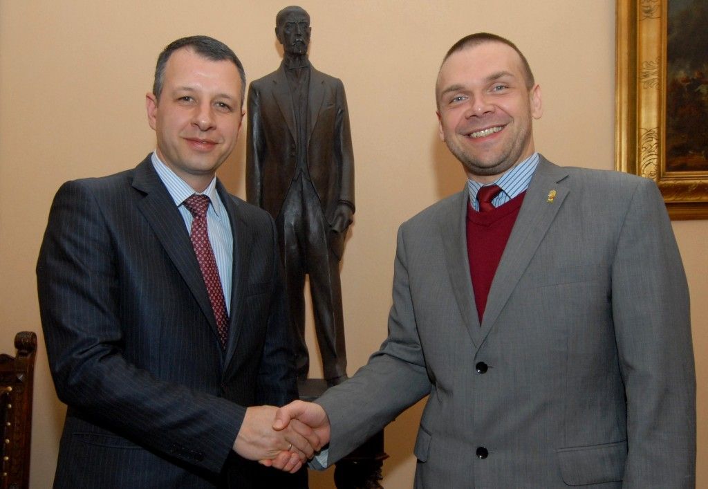 Mimořádný a zplnomocněný velvyslanec Makedonie v České republice J. E. Paskal Stojcheski se po roce úřadování přijel 4.3.2014 představit do Plzně. Na radnici se setkal s primátorem Martinem Baxou. „Nastal čas seznámit se s jednotlivými regiony a zjistit další možnosti spolupráce jak v oblasti kultury, tak při obchodování,“ uvedl velvyslanec.