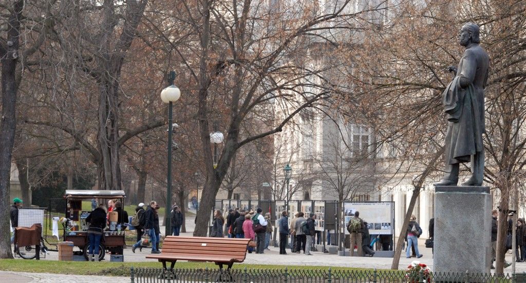 Řadu dosud neznámých a nepublikovaných dokumentů, faksimilií a fotografií ze života legendárního cestovatele a plzeňského rodáka Miroslava Zikmunda představuje venkovní výstava ve Smetanových sadech. Připravily ji společně občanské sdružení Pro Photo, Archiv H+Z Muzea jihovýchodní Moravy ve Zlíně za podpory Plzeň 2015, o.p.s., města Plzeň a přispění samotného Miroslava Zikmunda. (foto: 4.3.2014)