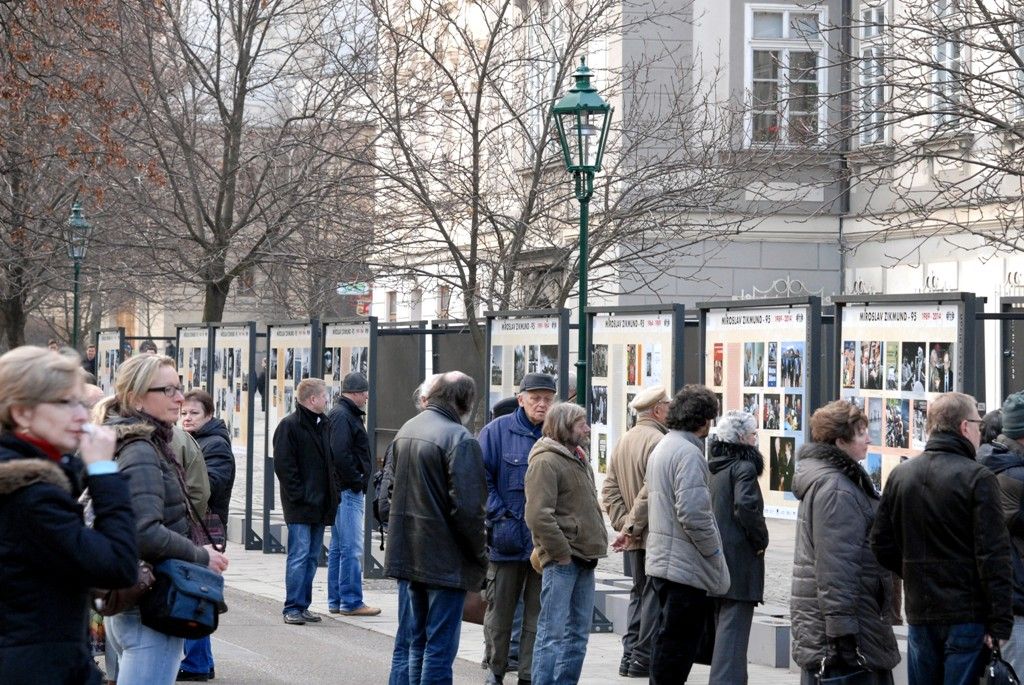 Řadu dosud neznámých a nepublikovaných dokumentů, faksimilií a fotografií ze života legendárního cestovatele a plzeňského rodáka Miroslava Zikmunda představuje venkovní výstava ve Smetanových sadech. Připravily ji společně občanské sdružení Pro Photo, Archiv H+Z Muzea jihovýchodní Moravy ve Zlíně za podpory Plzeň 2015, o.p.s., města Plzeň a přispění samotného Miroslava Zikmunda. (foto: 4.3.2014)