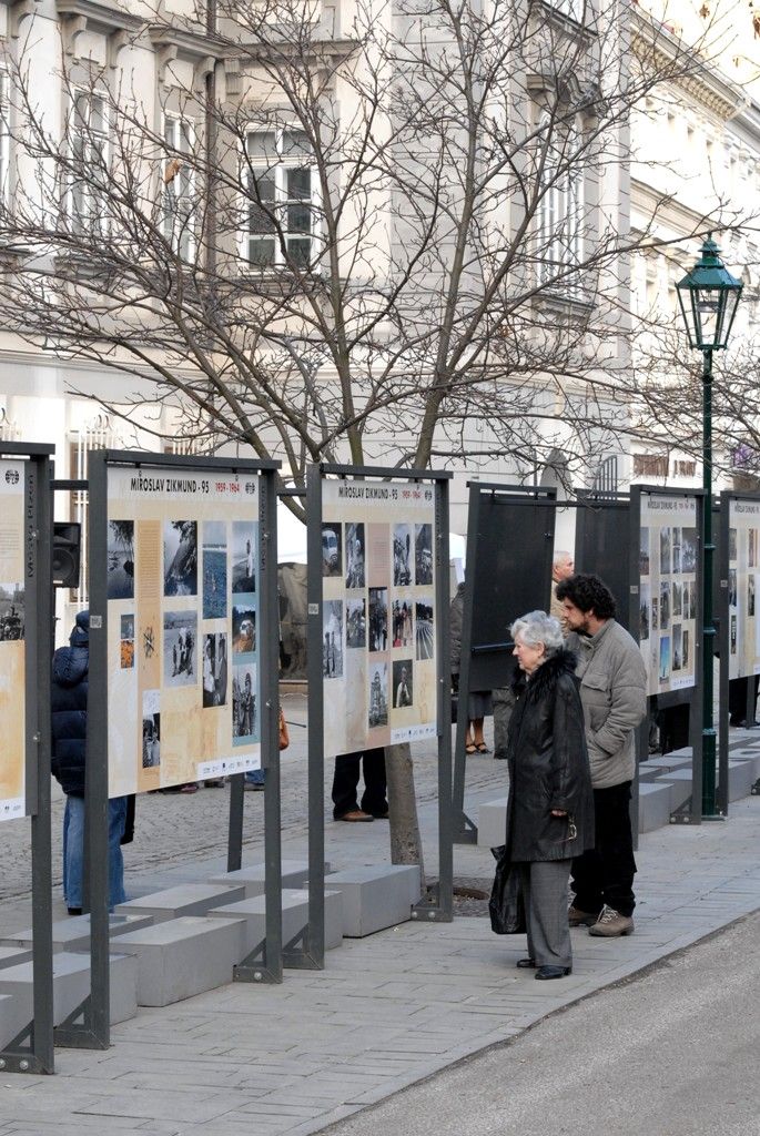 Řadu dosud neznámých a nepublikovaných dokumentů, faksimilií a fotografií ze života legendárního cestovatele a plzeňského rodáka Miroslava Zikmunda představuje venkovní výstava ve Smetanových sadech. Připravily ji společně občanské sdružení Pro Photo, Archiv H+Z Muzea jihovýchodní Moravy ve Zlíně za podpory Plzeň 2015, o.p.s., města Plzeň a přispění samotného Miroslava Zikmunda. (foto: 4.3.2014)