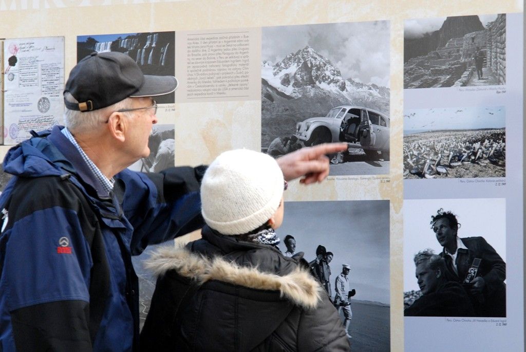 Řadu dosud neznámých a nepublikovaných dokumentů, faksimilií a fotografií ze života legendárního cestovatele a plzeňského rodáka Miroslava Zikmunda představuje venkovní výstava ve Smetanových sadech. Připravily ji společně občanské sdružení Pro Photo, Archiv H+Z Muzea jihovýchodní Moravy ve Zlíně za podpory Plzeň 2015, o.p.s., města Plzeň a přispění samotného Miroslava Zikmunda. (foto: 4.3.2014)