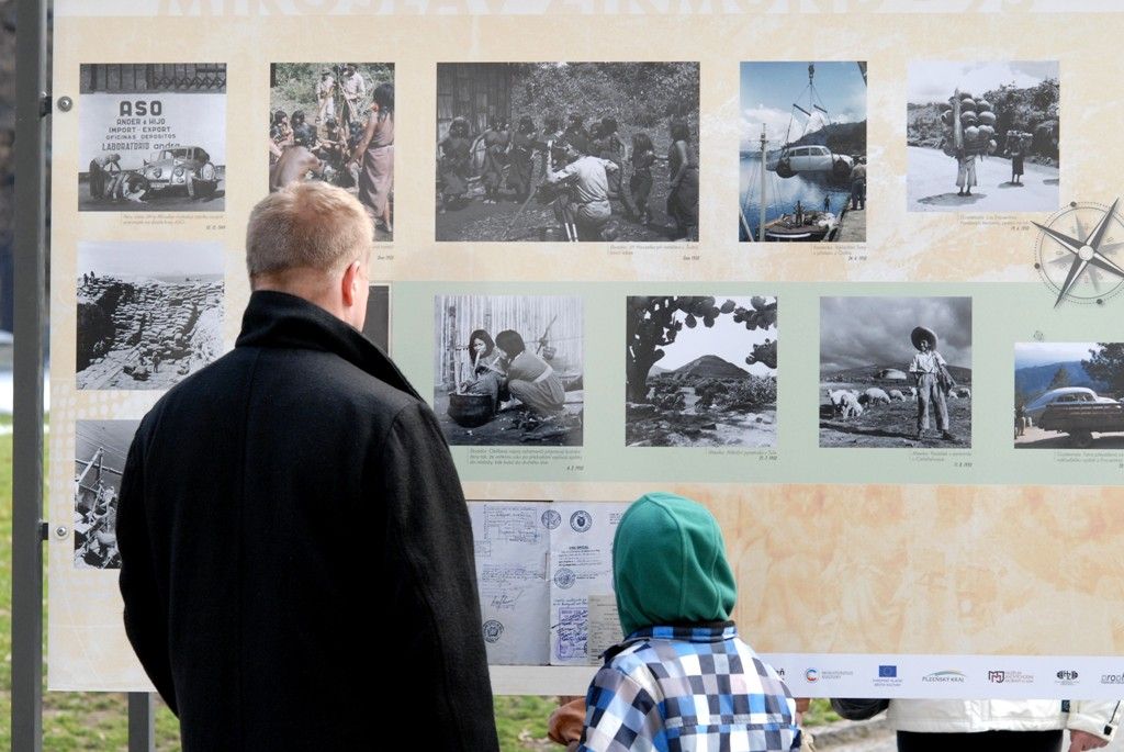 Řadu dosud neznámých a nepublikovaných dokumentů, faksimilií a fotografií ze života legendárního cestovatele a plzeňského rodáka Miroslava Zikmunda představuje venkovní výstava ve Smetanových sadech. Připravily ji společně občanské sdružení Pro Photo, Archiv H+Z Muzea jihovýchodní Moravy ve Zlíně za podpory Plzeň 2015, o.p.s., města Plzeň a přispění samotného Miroslava Zikmunda. (foto: 4.3.2014)